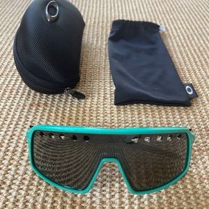 Oakley Vented Sutro - limited edition with retro 80s Oakley logo on frame.